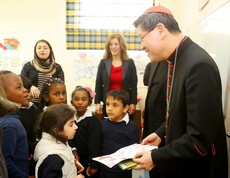 Der Präsident der Caritas Internationalis wird durch das Schulprojekt von Beth Aleph geführt