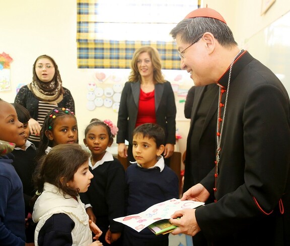 Der Präsident der Caritas Internationalis wird durch das Schulprojekt von Beth Aleph geführt
