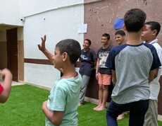 Eine Gruppe Kinder spielt auf einem Fußballrasen