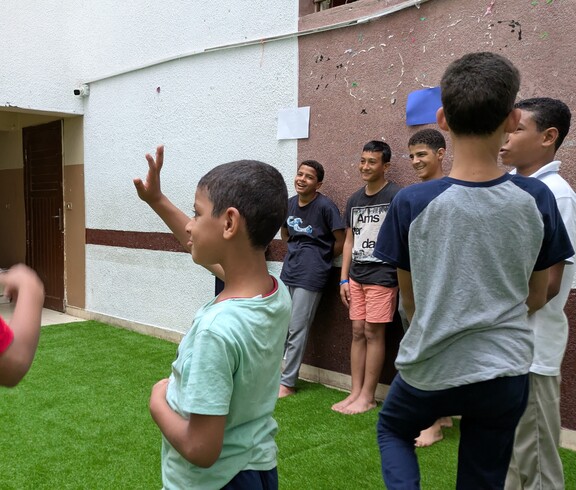 Eine Gruppe Kinder spielt auf einem Fußballrasen