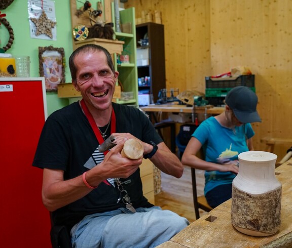 Ein Klient in der Holzwerkstatt am Mathiashof  Ein Klient in der Holzwerkstatt