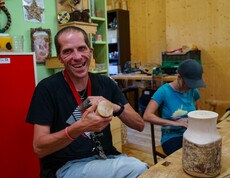 Ein Klient in der Holzwerkstatt am Mathiashof  Ein Klient in der Holzwerkstatt