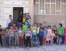 Eine Gruppe von Kindern und Jugendlichen vor einem Gebäude