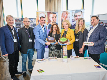 v.l.n.r. Fachbereichsleiter Rudolf Dörr-Kaltenberger, Christian Frid, Leiter Jobcoachin, Günther Widy, Leiter Sozialministeriumsservice, Bereichsleiterin Susanne Karner, Landesrätin Christiane Teschl-Hofmeister, Astrid Hubmayer, Leiterin der Berufsausbildungsassistenz, Caritasdirektor Hannes Ziselsberger