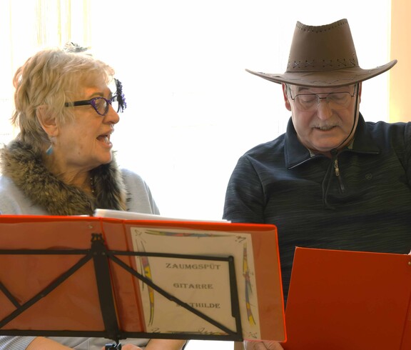 Eine Musikerin und ein Musiker