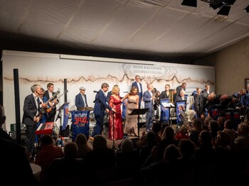 Eine Gruppe Musiker steht auf der Bühne