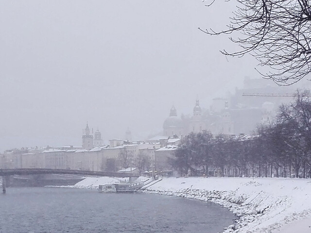 Stadt Salzburg im Neuschnee und Nebel