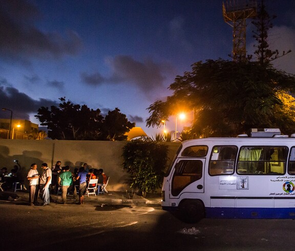 Ein alter Bus auf einer Straße in Alexandria bei Nacht