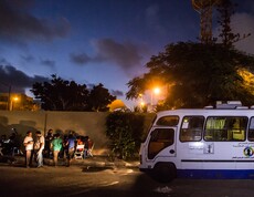 Ein alter Bus auf einer Straße in Alexandria bei Nacht