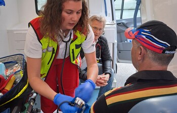 Eine Mitarbeiterin des Virgilbusses betreut einen Patienten