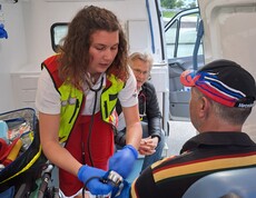 Eine Mitarbeiterin des Virgilbusses betreut einen Patienten