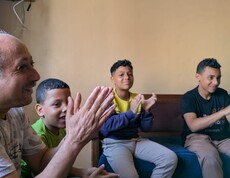 Ein Mann und vier Kinder klatschen und haben Spaß.