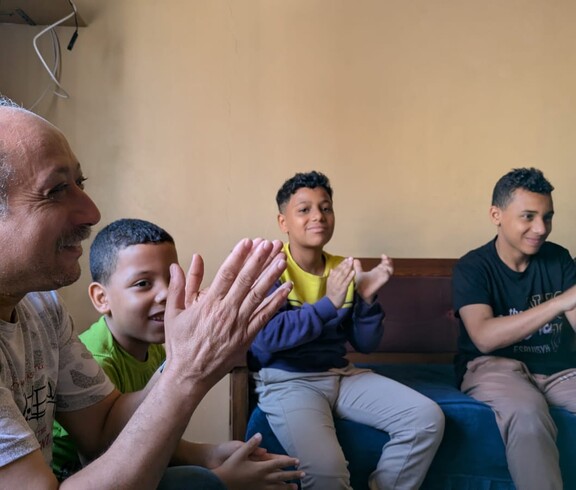 Ein Mann und vier Kinder klatschen und haben Spaß.