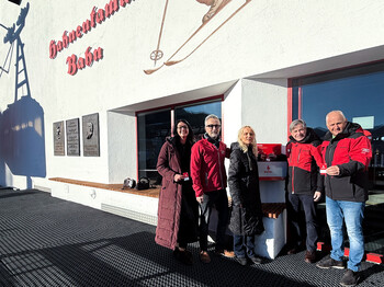 Fünf Menschen vor der Hahnenkammbahn