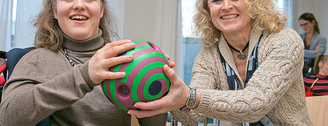 Freiwillige und Klientin in der Werkstatt