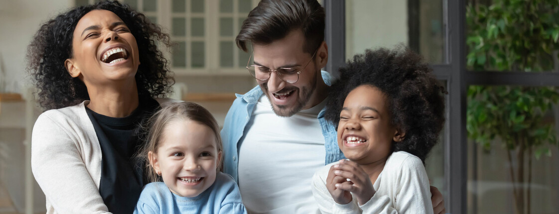Lachende Familie