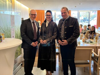 Landesrat Wolfgang Fürweger, Caritas-Direktorin Andrea Schmid und Saalfeldens Bürgermeister Erich Rohrmoser.