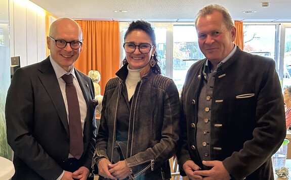 Landtagsabgeordneter Christian Stöckl, Landtagsabgeordnete Viktoria von dem Hagen und Landtagsabgeordneter Peter Kaiser stehen in einem Raum.