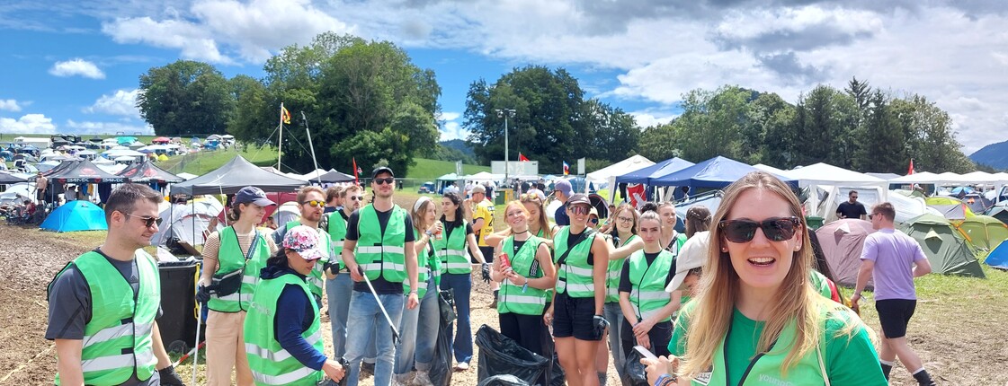 Junge Leute sammeln Müll bei einem Musikfestival