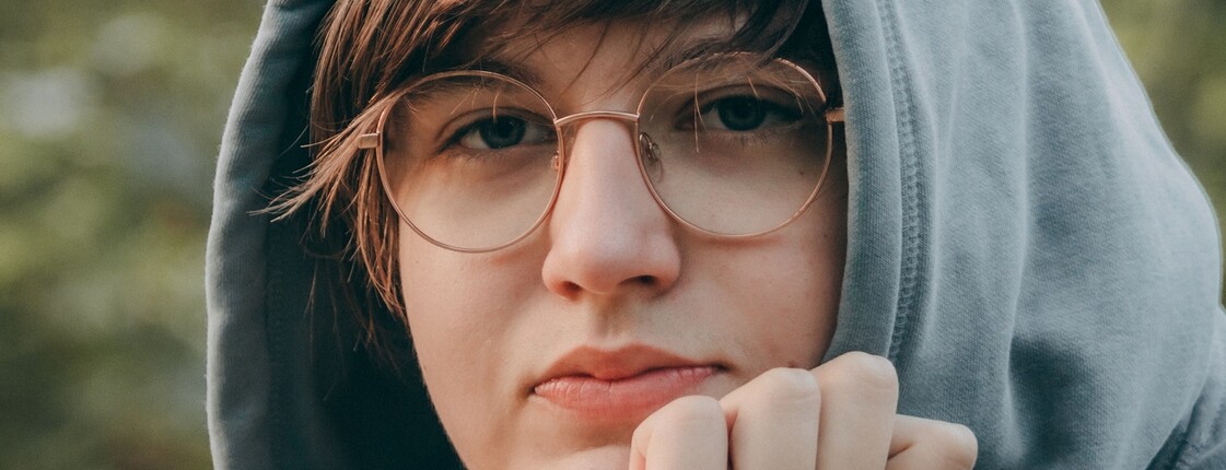 Junger Mann mit Brille