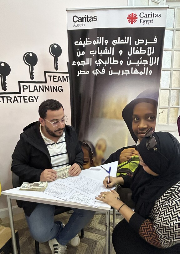 Ein Berater in Ägypten hilft einer Frau