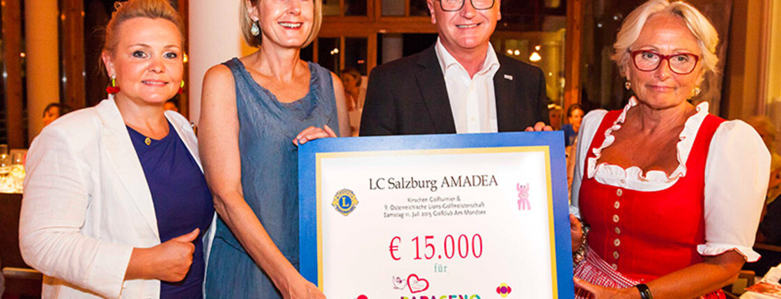 v.l.n.r.: Lisa Gradenegger - Präsidentin LC Salzburg AMADEA, Regina Jones - Palliativ-Kinderärztin des PAPAGENO - Mobilen Kinderhospizes Salzburg, Caritas Direktor Johannes Dines  und Maria Haidinger - Obfrau der Hospiz-Bewegung Salzburg bei der Scheckübergabe von 15.000 Euro zugunsten des PAPAGENO - Mobilen Kinderhospizes Salzburg. 