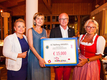 v.l.n.r.: Lisa Gradenegger - Präsidentin LC Salzburg AMADEA, Regina Jones - Palliativ-Kinderärztin des PAPAGENO - Mobilen Kinderhospizes Salzburg, Caritas Direktor Johannes Dines und Maria Haidinger - Obfrau der Hospiz-Bewegung Salzburg bei der Scheckübergabe von 15.000 Euro zugunsten des PAPAGENO - Mobilen Kinderhospizes Salzburg.