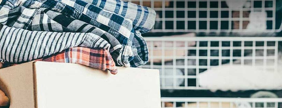 Bekleidung in Kisten und Schubladen