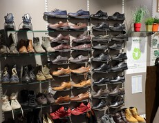 Ein Regal mit Winterschuhen im Carla Shop Lehen