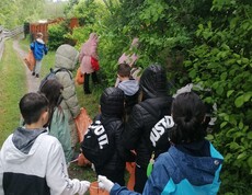 Kinder beim Müllsammeln