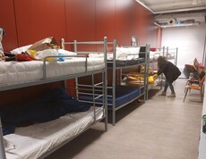 Mehrere Stockbetten in einer Notunterkunft