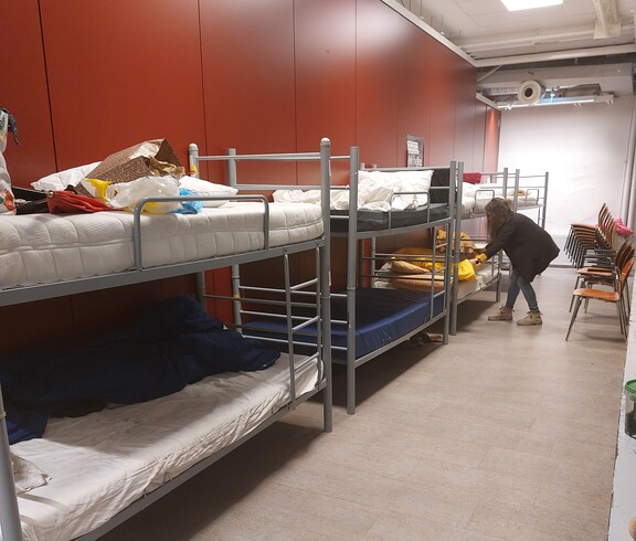 Mehrere Stockbetten in einer Notunterkunft