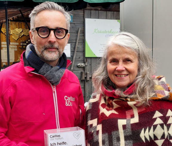 Caritas Direktor mit Spenderin