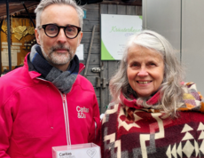 Caritas Direktor mit Spenderin