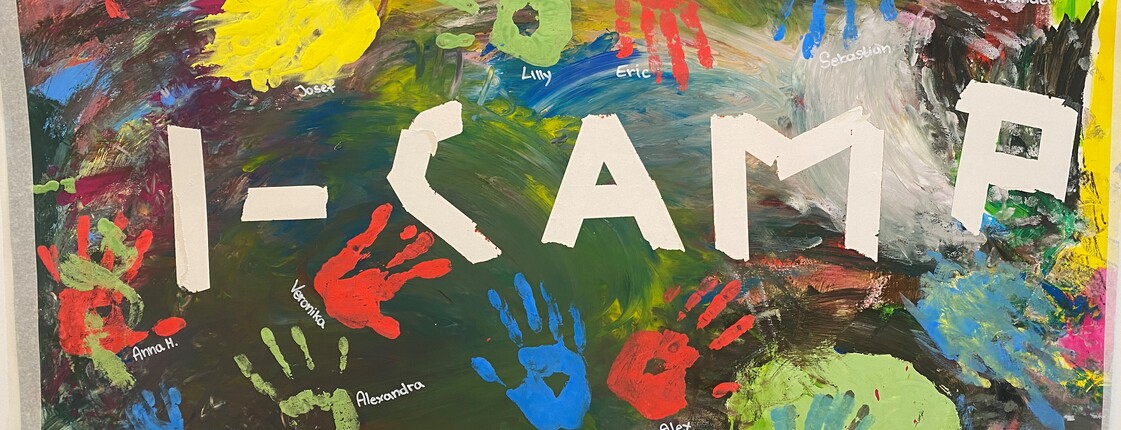 Ein buntes Bild mit Handabdrücken und dem Text ICamp