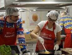 Mitarbeiter kochen für eine Einrichtung der Caritas