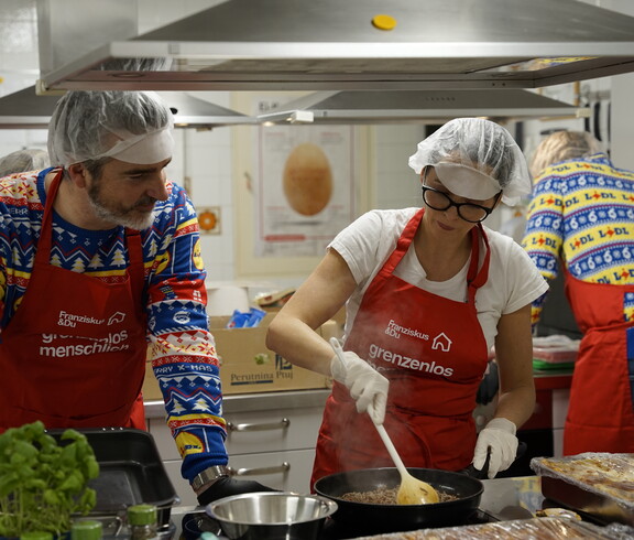 Mitarbeiter kochen für eine Einrichtung der Caritas