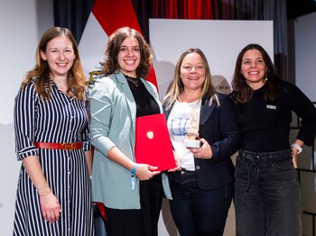 Am 19. November 2024 überreichte Staatssekretärin Claudia Plakolm (l.) den Österreichischen Jugendpreis 2024. Österreichischer Jugendpreis 2024