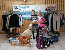 Zwei Frauen und ein Hund in einem Second Hand Shop