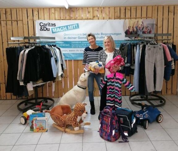 Zwei Frauen und ein Hund in einem Second Hand Shop