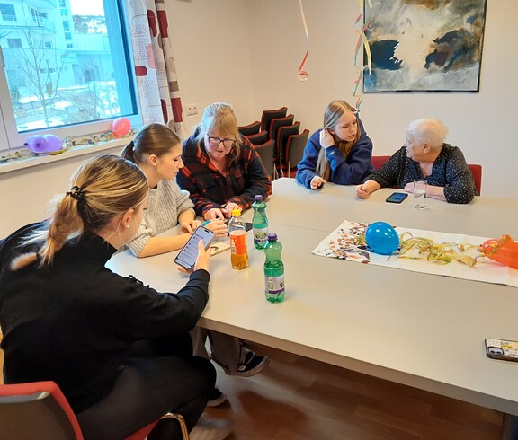 Senior*innen lernen den Umgang mit dem Smartphone