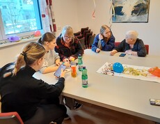 Senior*innen lernen den Umgang mit dem Smartphone