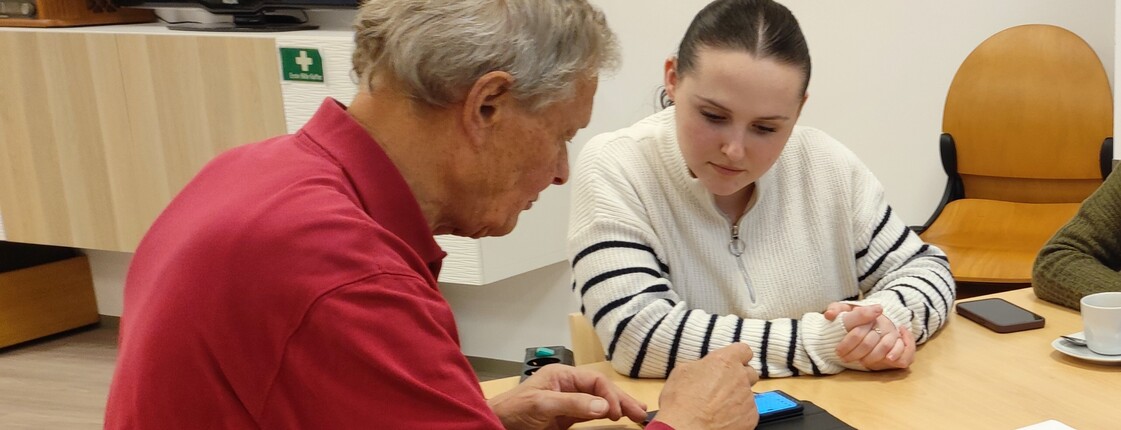 Schülerin erklärt Senioren das Smartphone