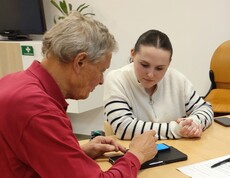 Schülerin erklärt Senioren das Smartphone