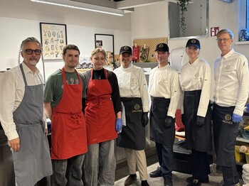 Eine Gruppe von Köch*innen steht in einer Küche