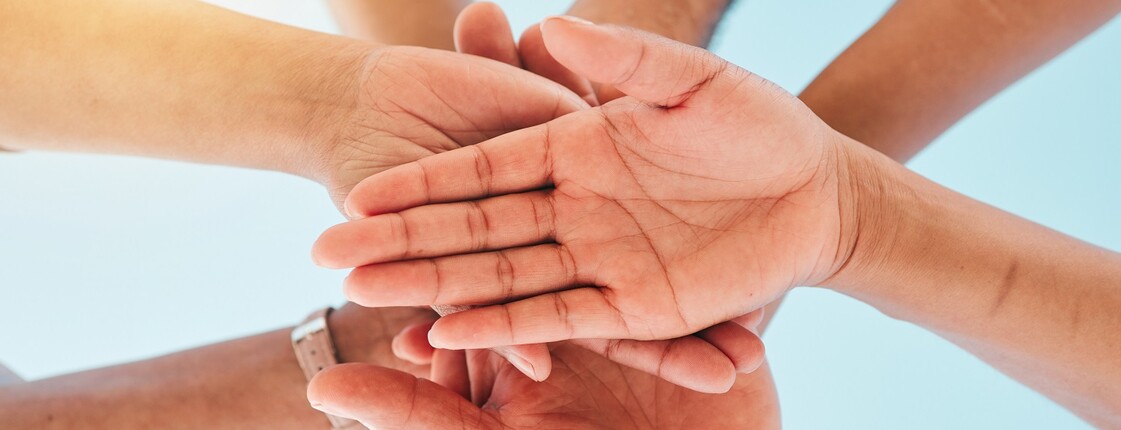 Kinderhände überkreuzen sich