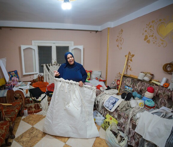 Eine Frau zeigt Ihre Nähprodukte