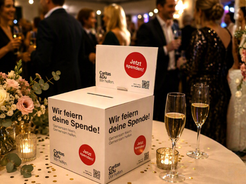 Eine Spendenbox steht auf einem Tisch bei einer Party