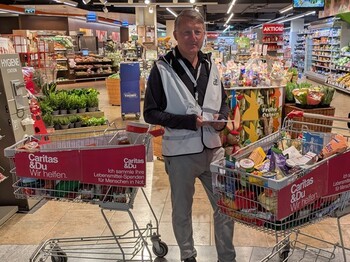 Franz Rettenbacher bei der Lebensmittelsammlung