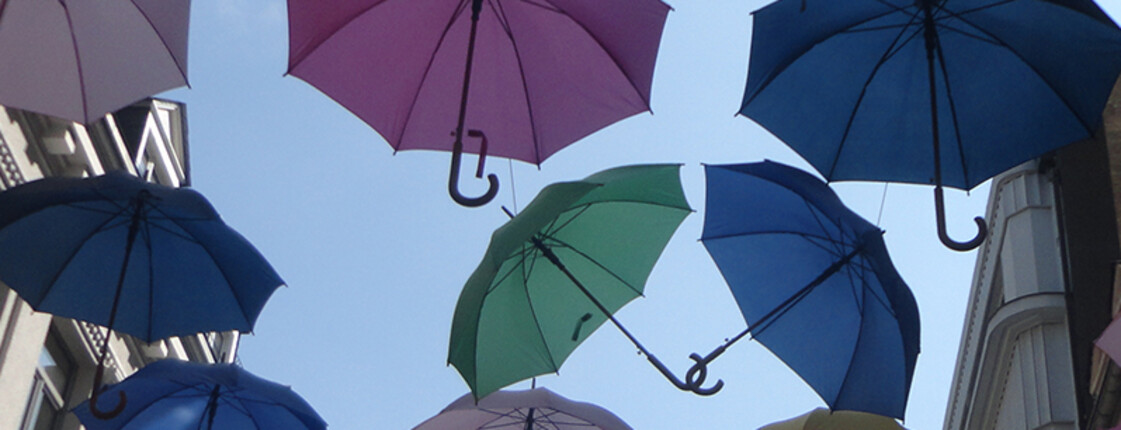 Bunte Regenschirme schweben in der Luft